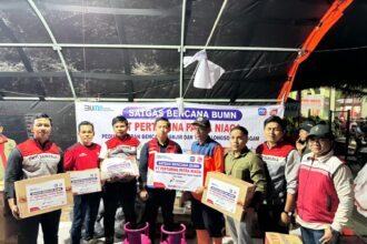 Pertamina Group saat menyalurkan berbagai bantuan untuk korban bencana lahar dingin dan tanah longsor di Sumatera Barat. Foto: Dok Pertamina