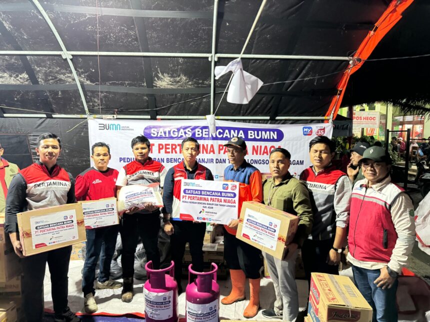 Pertamina Group saat menyalurkan berbagai bantuan untuk korban bencana lahar dingin dan tanah longsor di Sumatera Barat. Foto: Dok Pertamina