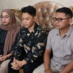 Didampingi Fatimah (kiri) menantu mantan Bupati Cirebon dan Satria anggota keluarga (kanan), Ramadhani Purwadi Sastra, 24, (tengah) di kediaman di kawasan Cakung, Jakarta Timur, Minggu (26/5). Foto: Joesvicar Iqbal/ipol.id