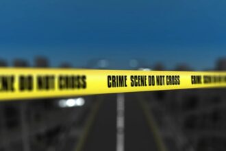 Ilustrasi - Dilarang memasuki tempat kejadian perkara (TKP) saat garis police line dipasang kepolisian. Foto: Freepik