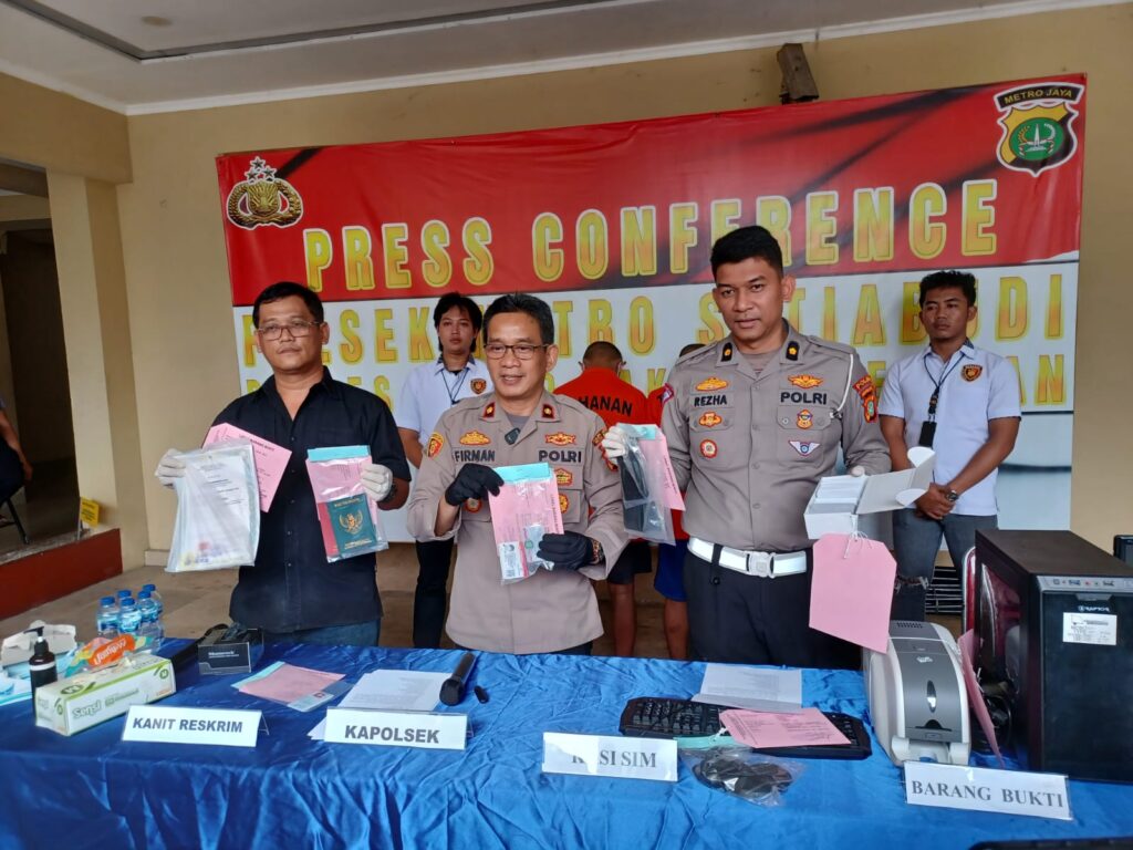 Kapolsek Metro Setiabudi, Kompol Firman (tengah) didampingi Kanit Reskrim, AKP Eko Hanindito (kiri) dan Kasie SIM Satpas Daan Mogot, Kompol Rezha (kanan) menunjukkan barang bukti SIM, buku nikah, ijazah dan KTP palsu dalam pengungkapan kasus pembuatan dokumen palsu di Mapolsek, Selasa (28/5). Foto: Joesvicar Iqbal/ipol.id