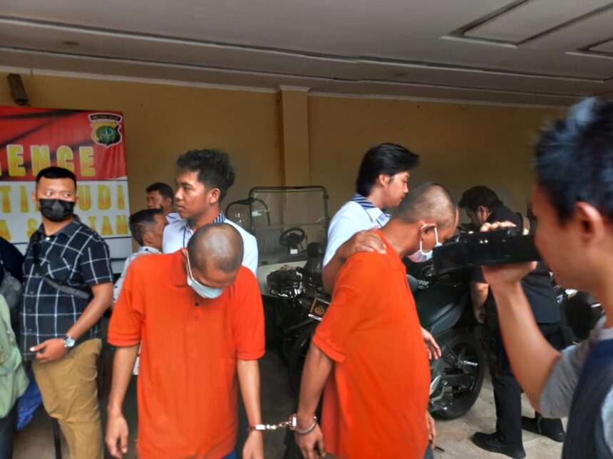 Dua tersangka pemalsu dokumen TN, 32, dan PRA, 21, tertunduk usai ditangkap aparat Polsek Metro Setiabudi, Jakarta Selatan, pada Selasa (28/5). Foto: Joesvicar Iqbal/ipol.id