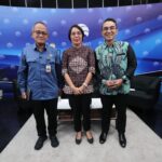 Suprayoga Hadi, Deputi Bidang Dukungan Kebijakan Pembangunan Manusia dan Pemerataan Pembangunan, Sekretariat Wakil Presiden (Kiri) dan Maria Endang Sumiwi, Dirjen Kesehatan Masyarakat, Kementerian Kesehatan RI (Tengah). Foto: dok kominfo.