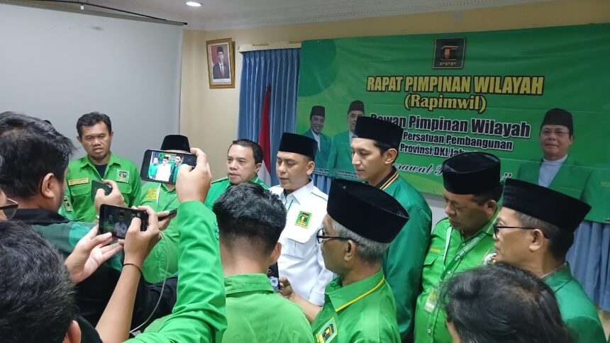 Ketua DPW PPP DKI Jakarta, Saiful Rahmat Dasuki (baju putih) saat diwawancara.(Foto dok pribadi)
