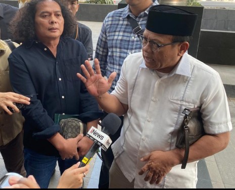 Ketua Indonesia Police Watch (IPW), Sugeng Teguh Santoso saat melaporkan Jaksa Agung Muda Pidana Khusus (Jampidsus) Kejagung dan pihak lainnya ke Komisi Pemberantasan Korupsi (KPK), beberapa waktu lalu. Foto: Dok KSST