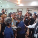 Kapolres Metro Jakarta Timur, Kombes Pol Nicolas Ary Lilipaly saat gelar kasus aborsi dengan menghadirkan dua tersangka yakni Ibu kandung berinisial NKS, dan N di Mapolres, Senin (20/5) sore. Foto: Joesvicar Iqbal/ipol.id