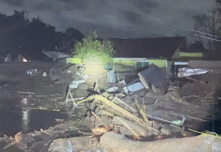 Situasi pascabanjir bandang di Kabupaten Agam, Sumbar pada Sabtu malam (11/5/2024). Foto: BPBD Kabupaten Agam