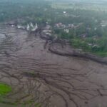 Pantauan drone Badan Penanggulangan Bencana Daerah (BPBD) Tanah Datar kejadian banjir bandang di Simpang Manunggal, Kecamatan Lima Kaum, Kabupaten Tanah Datar, sungai ini berhulu di Gunung Marapi dengan nama sungai Malana atau Lona, Minggu (12/5). Foto: BPBD Kab. Tanah Datar