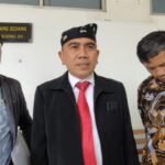 Sukendar anggota Himpunan Perawat Kamar Bedah Indonesia (Hipkabi) didampingi kuasa hukum, Eli Bungriyando dan tim, usai sidang pembacaan gugatan di Pengadilan Negeri Jakarta Timur, Rabu (15/5) siang tadi. Foto: Ist