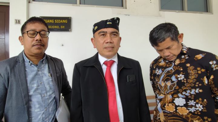 Sukendar anggota Himpunan Perawat Kamar Bedah Indonesia (Hipkabi) didampingi kuasa hukum, Eli Bungriyando dan tim, usai sidang pembacaan gugatan di Pengadilan Negeri Jakarta Timur, Rabu (15/5) siang tadi. Foto: Ist