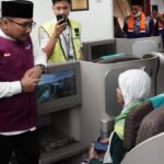 Menag Yaqut Cholil Qoumas saat melepas jemaah haji kloter pertama. Foto: Kemenag