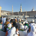 Jemaah haji Indonesia di pelataran sisi selatan Masjid Nabawi. Foto:: dok. Kemenag