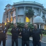 Tim Pelacakan Aset pada Direktorat Penyidikan Jaksa Agung Muda Pidana Khusus (Jampidsus) saat berswafoto di depan sebuah rumah mewah seluas 805 m2 yang terletak di Crown Golf Utara Nomor 7 Summarecon Serpong, Banten. Foto: Puspenkun Kejaksaan Agung