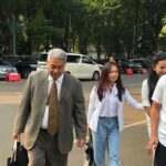 Kepala Kantor Bea Cukai Purwakarta, Jawa Barat, Rahmady Effendi Hutahaea didampingi istrinya, Margaret Christina Yudhi Handayani Rampolodji mendatangi Polda Metro Jaya pada Selasa (7/5), untuk memberikan keterangan sekaligus klarifikasi meluruskan berita terkait kepemilikan harta fantastis. Foto: Joesvicar Iqbal/ipol.id