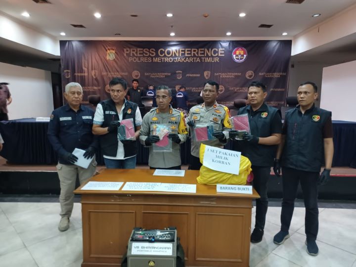 Kapolres Metro Jakarta Timur, Kombes Pol Nicolas Ary Lilipaly didampingi Kasat Reskrim dan Kapolsek Pulogadung dalam gelar kasus pembunuhan dan perampokan dengan menghadirkan tiga tersangka berikut barang bukti di Mapolres, pada Jumat (17/5) sore. Foto: Joesvicar Iqbal/ipol.id