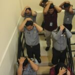 Sejumlah pegawai Lembaga Pemasyarakatan (Lapas) Kelas I Cipinang, Jatinegara, Jakarta Timur, saat mengikuti gelar simulasi evakuasi keselamatan ribuan Warga Binaan Masyarakat (WBP) dan cara berlindung saat terjadi bencana gempa bumi, pada Kamis (20/6/2024). Foto: Ist