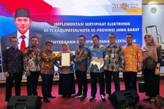 Kepala BPN Kota Depok Indra Gunawan dan jajaran menyerahkan sertifikat elektronik aset pemda saat Peresmian Peluncuran Sertipikat Elektronik dan Penyerahan Sertipikat Eletronik yang berlangsung di Gedung Sate, Bandung, Jawa Barat, Minggu 9 Juni 2024. (Foto BPN Kota Depok)