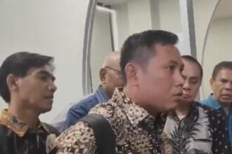 Asisten Sekretaris Jenderal PDIP Hasto Kristiyanto, Kusnadi saat memberikan keterangan pers kepada wartawan. Foto: Tangkap layar YT @kompas