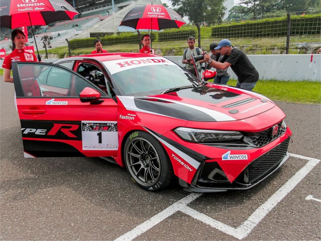 Podium Malaysia pekan lalul memotivasi Alvin dan Avila Bahar untuk kembali meraih podium di kejurnas balap mobil Indonesia akhir pekan ini.