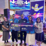 Rektor UKI Prof. Dhaniswara K. Harjono (tengah), diapit oleh juara NUDC 2024 yakni Fransiska Anastasia Hutabarat dan Ramazan Bayram Sofiano. Foto: dok humas UKI