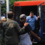 Petugas mengamankan juru parkir liar. Foto: Dishub DKI