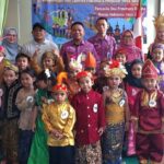 Anak-anak Taman Pendidikan Anak (TPA) mengenakan baju adat berswafoto bersama Camat Jatinegara, Muchtar, Kepala Pasar Rawa Bening, Ahmad Subhan, Penilik PAUD Pendidikan Masyarakat dan Pendidikan Khusus (PMPK), Sudin Pendidikan Jakarta Timur 1, Jaya Rahmat dan Plt Kepala Sekolah TPA Negeri Bina Tunas Jaya VI, Titin Wartini di Pasar Rawa Bening, Jatinegara, Kamis (6/6/2024). Foto: Joesvicar Iqbal/ipol.id