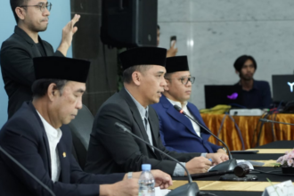 Wakil Menteri Agama Saiful Rahmat Dasuki saat menyampaikan hasil Sidang Isbat (Penetapan) Awal Zulhijah 1445 H. Foto: kemenag