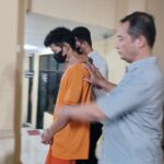 Tersangka pembunuhan berencana berinisial ND, 19, dihadirkan dalam gelar kasus pengeroyokan maut mengakibatkan korban NY, 20, tewas di Mapolsek Mampang Prapatan, Jakarta Selatan, pada Selasa (11/6/2024). Foto: Joesvicar Iqbal/ipol.id