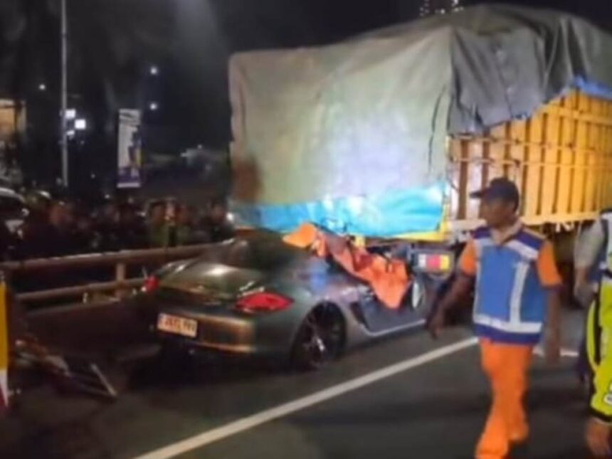 Kecelakaan mobil Porsche Tabrak Truk Sampai Masuk Kolong di Tol Dalam Kota. Foto: IG, @tmcpoldametro