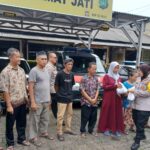 Momen Idul Adha 1445 Hijriah, Kapolsek Kramat Jati, Kompol Tuti Aini membagikan sebanyak 150 kantong berisi daging kurban untuk warga masyarakat di Mapolsek, Selasa (18/6/2024). Foto: Joesvicar Iqbal/ipol.id