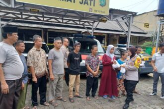 Momen Idul Adha 1445 Hijriah, Kapolsek Kramat Jati, Kompol Tuti Aini membagikan sebanyak 150 kantong berisi daging kurban untuk warga masyarakat di Mapolsek, Selasa (18/6/2024). Foto: Joesvicar Iqbal/ipol.id