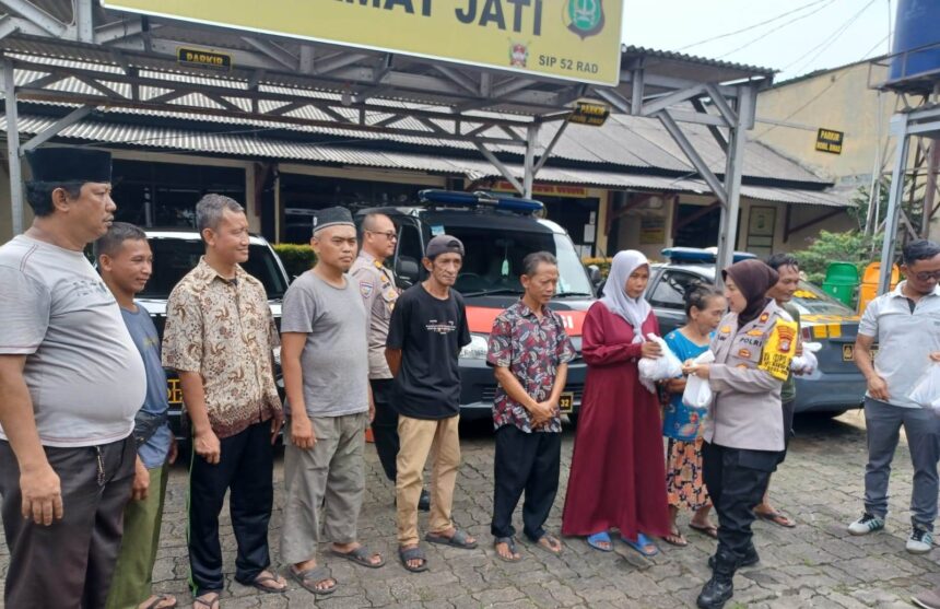 Momen Idul Adha 1445 Hijriah, Kapolsek Kramat Jati, Kompol Tuti Aini membagikan sebanyak 150 kantong berisi daging kurban untuk warga masyarakat di Mapolsek, Selasa (18/6/2024). Foto: Joesvicar Iqbal/ipol.id