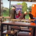 Pegawai mie ayam di keroyok debt collector. Foto: Instagram @memomedsos