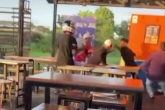 Pegawai mie ayam di keroyok debt collector. Foto: Instagram @memomedsos