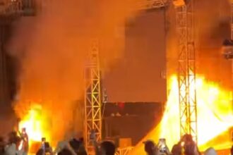 Penonton membakar panggung konser musik di lapangan sepakbola Kampung Tereup, Desa, Pasar Kemis, Kabupaten Tangerang. Foto: Ist