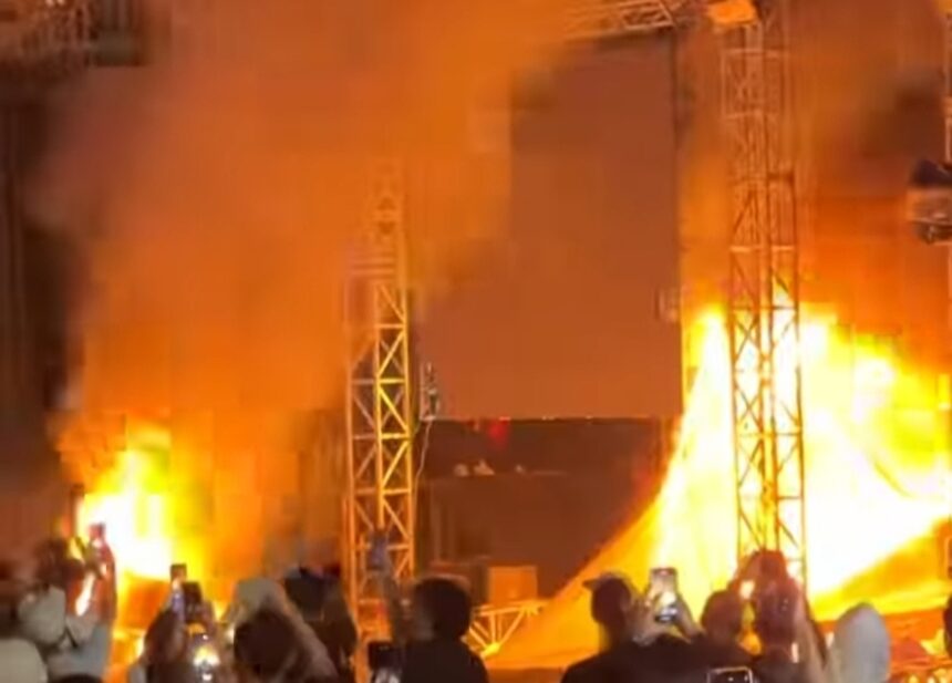 Penonton membakar panggung konser musik di lapangan sepakbola Kampung Tereup, Desa, Pasar Kemis, Kabupaten Tangerang. Foto: Ist