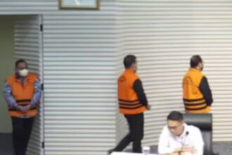 Dihadirkan dalam jumpa pers, tuga tersangka dugaan korupsi terkait pengadaan truk pengangkut personel dan rescue carrier vehicle pada Badan SAR Nasional (Basarnas) tahun 2014 sebesar Rp20,4 miliar. Foto: Tangkap layar YT @kpkri