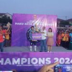 Wakil Wali Kota Tangerang Selatan, Pilar Saga Ichsan menyerahkan piala dan uang pembinaan kepada kapten HBB Boy, Eka Encek.(ist).