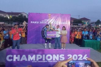 Wakil Wali Kota Tangerang Selatan, Pilar Saga Ichsan menyerahkan piala dan uang pembinaan kepada kapten HBB Boy, Eka Encek.(ist).