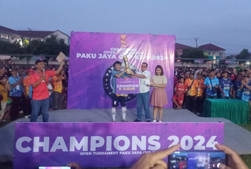 Wakil Wali Kota Tangerang Selatan, Pilar Saga Ichsan menyerahkan piala dan uang pembinaan kepada kapten HBB Boy, Eka Encek.(ist).