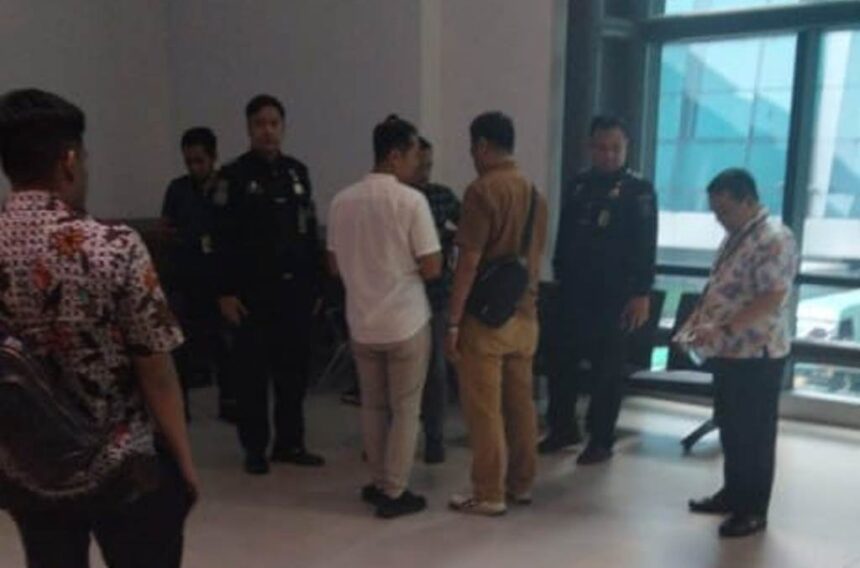 Mantan Bupati Kobar saat ditangkap Tim Intelijen Kejagung dan Kejati Kalteng di Bandara Soetta, Tangerang, Jumat (26/7/2024). Foto: Puspenkum Kejagung