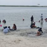 Suasana Pantai Ancol, Jakarta Utara, dijejali para pengunjung yang mengajak keluarga untuk bermain pasir putih pada setiap akhir pekan. Foto: Joesvicar Iqbal/ipol.id