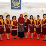 Ninuk Triyanti Zudan menerima Ikatan Wanita Tionghoa Sulsel. Foto: dok humas