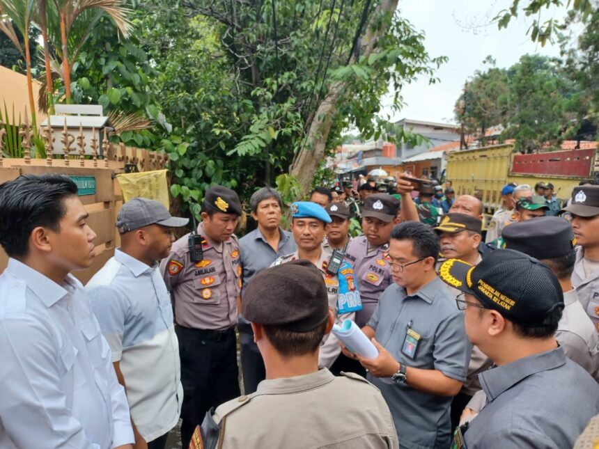 Ketua Tim Kuasa Hukum Termohon (Darajat Syaiful) Ibnu Setyo Hastomo mendengarkan bacaan surat perintah eksekusi oleh petugas Pengadilan Negeri Jakarta Selatan, pada satu unit rumah mewah di Jalan Taman Radio Dalam VII, No 21, Kelurahan Gandaria Utara, Kecamatan Kebayoran Baru, Jakarta Selatan, Selasa (9/7/2024). Foto: Joesvicar Iqbal/ipol.id