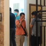 Polisi melakukan olah tempat kejadian perkara (TKP) kasus tewasnya perempuan di indekos Jalan Masjid Nurul Hidayah, Cipayung, Jakarta Timur, Selasa (2/7/2024) malam. Foto: Joesvicar Iqbal/ipol.id