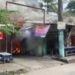 Kondisi enam kios di depan Terminal Kampung Rambutan, Kecamatan Ciracas, Jakarta Timur, pada Selasa (2/7/2024) sekitar pukul 11.05 WIB, diamuk si jago merah. Foto: Joesvicar Iqbal/ipol.id