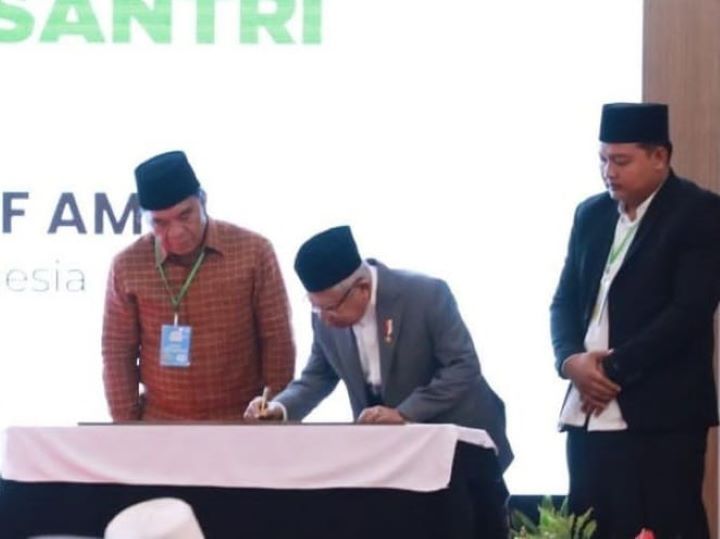 Wakil Presiden (Wapres) Ma'ruf Amin menandatangani Prasasti Kresek menjadi Kampung Santri di Aula Syekh Astari Kecamatan Kresek, Kabupaten Tangerang, Provinsi Banten. Foto: IG, @pemkabtangerang