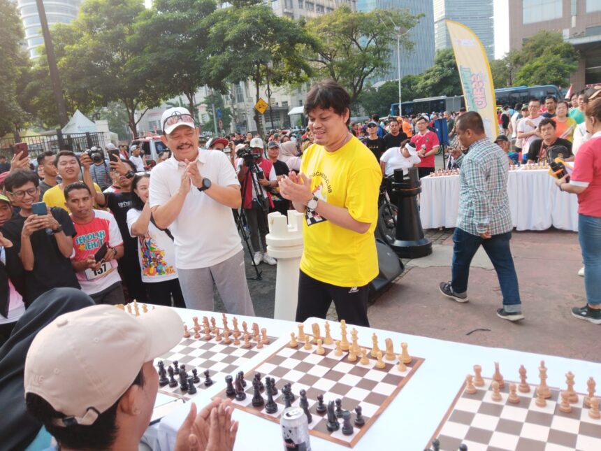 pertarungan catur simultan GM Susanto Megaranto melawan 20 masyarakat peserta Car Free Day (CFD) Jakarta. Begitu juga melakukan pertandingan catur buta menghadapi Bintang Film Olga Lydia yang banyak menyedot perhatian masyarakat.