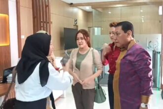 Jessica Kumala Wongso (mengenakan kaos hijau) didampingi tim kuasa hukum, ketika mengurus berkas pembebasan bersyarat di Kejaksaan Negeri Jakarta Timur, Senin (19/8/2024). Foto: Ist