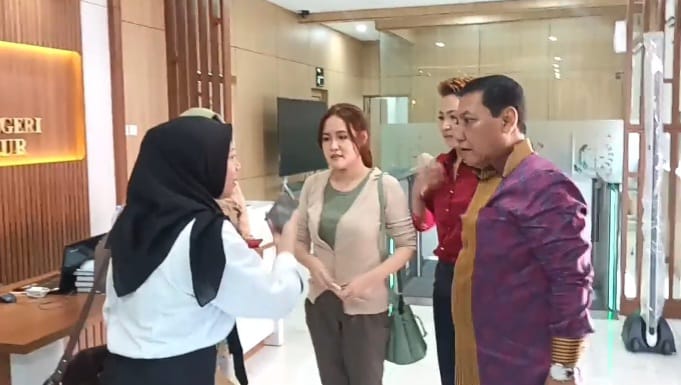 Jessica Kumala Wongso (mengenakan kaos hijau) didampingi tim kuasa hukum, ketika mengurus berkas pembebasan bersyarat di Kejaksaan Negeri Jakarta Timur, Senin (19/8/2024). Foto: Ist